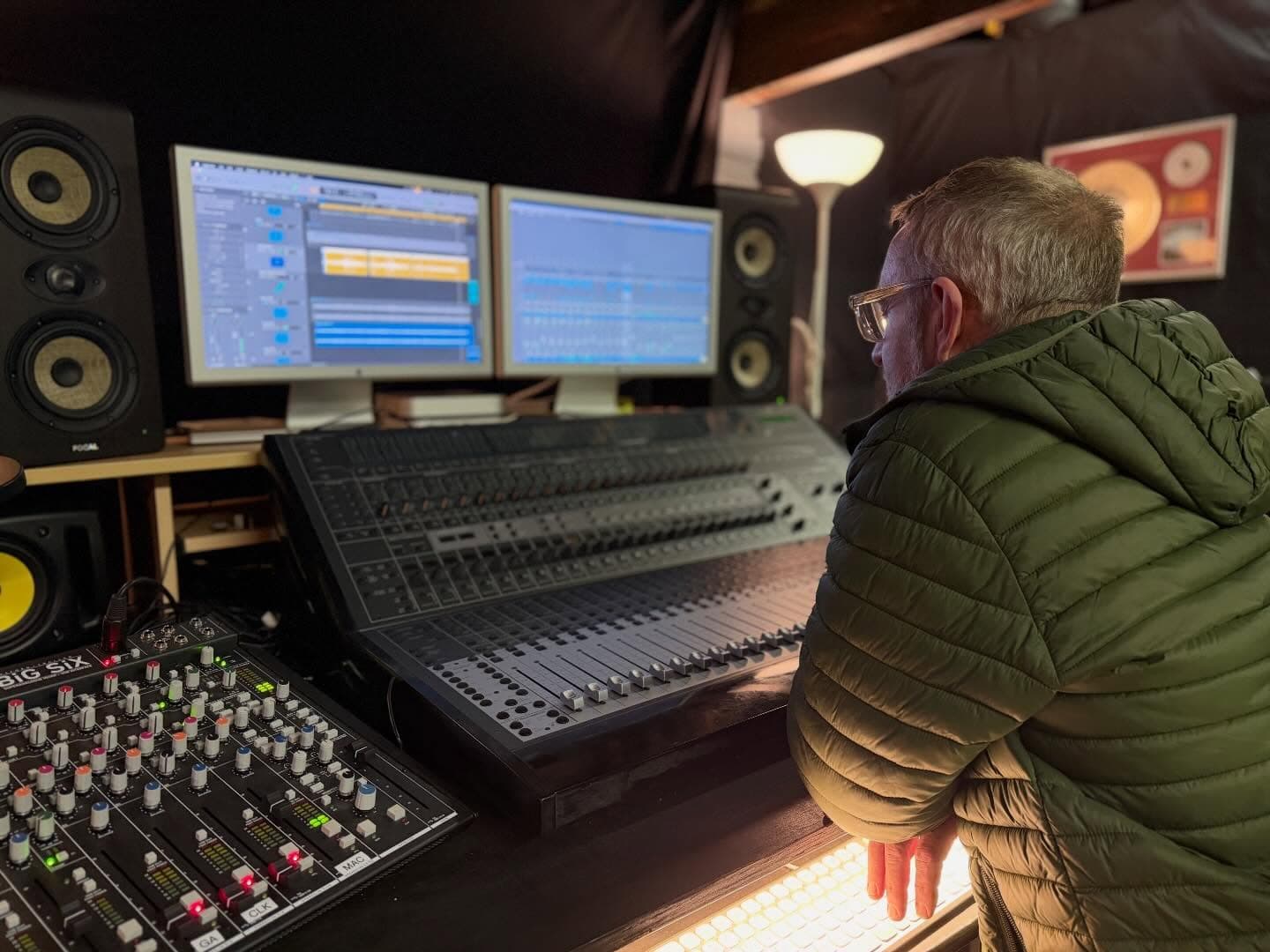 The concentration on the face of the wonderful @andyflanstagram as the mix nears signoff! 🎶🙌🎶 Some special songs on t