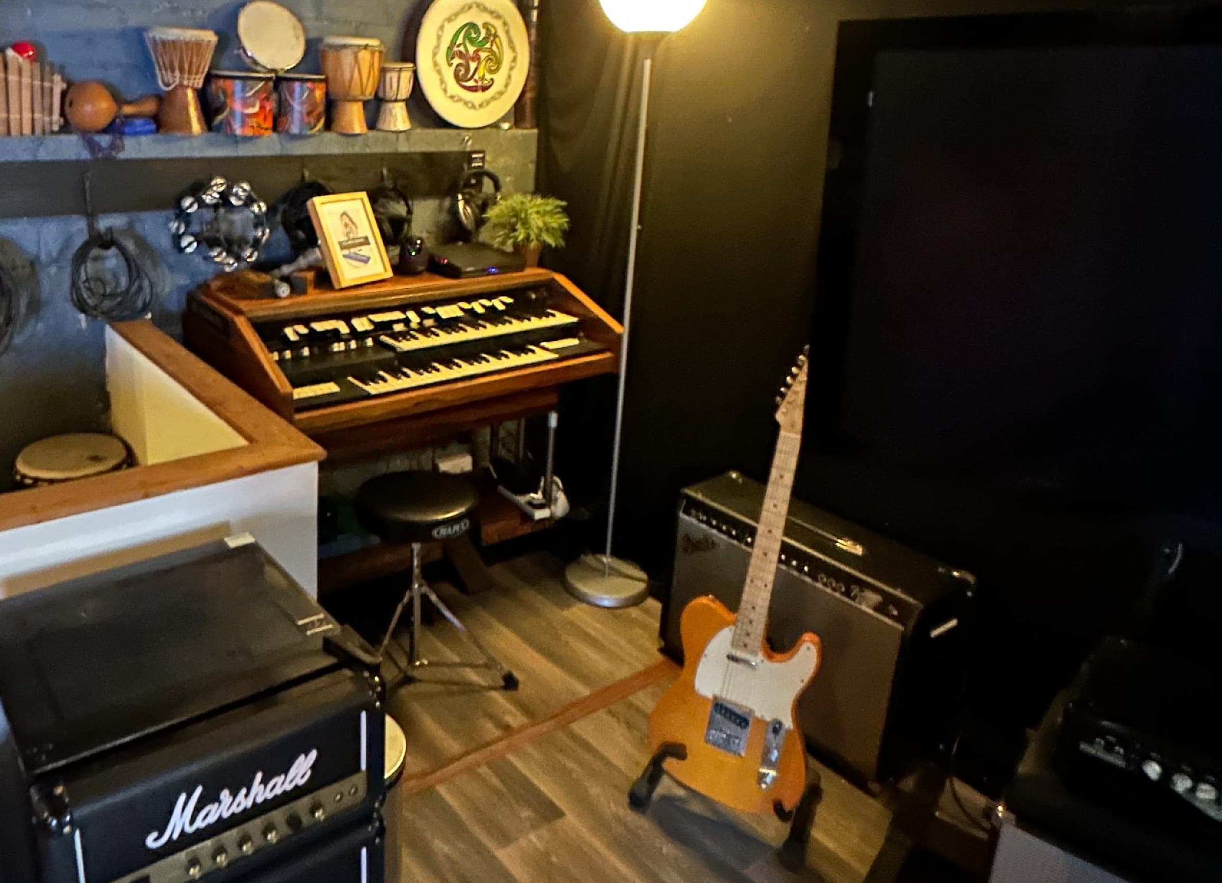 Live room corner in the studio: Hammond organ, Telecaster and amps